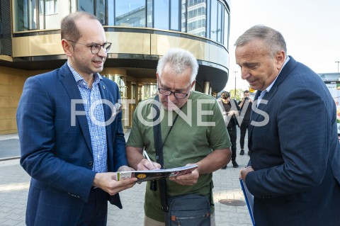  23.08.2019 WARSZAWA<br />
KANDYDACI KOALICJI OBYWATELSKIEJ <br />
ZBIERANIE PODPISOW NA LISTACH POPARCIA<br />
N/Z GRZEGORZ SCHETYNA MICHAL SZCZERBA<br />
 