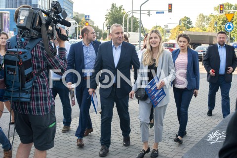  23.08.2019 WARSZAWA<br />
KANDYDACI KOALICJI OBYWATELSKIEJ <br />
ZBIERANIE PODPISOW NA LISTACH POPARCIA<br />
N/Z GRZEGORZ SCHETYNA MICHAL SZCZERBA ALEKSANDRA GAJEWSKA MARCIN KIERWINSKI JOLANTA MISKIEWICZ<br />
 