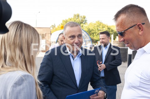  23.08.2019 WARSZAWA<br />
KANDYDACI KOALICJI OBYWATELSKIEJ <br />
ZBIERANIE PODPISOW NA LISTACH POPARCIA<br />
N/Z GRZEGORZ SCHETYNA ALEKSANDRA GAJEWSKA<br />
 