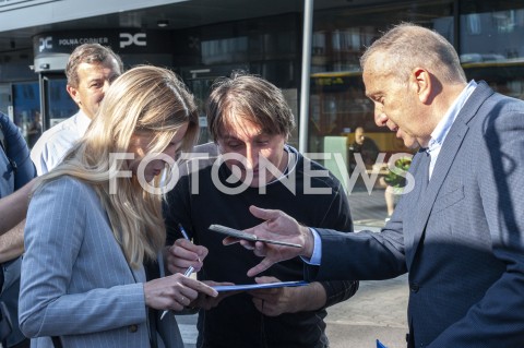  23.08.2019 WARSZAWA<br />
KANDYDACI KOALICJI OBYWATELSKIEJ <br />
ZBIERANIE PODPISOW NA LISTACH POPARCIA<br />
N/Z GRZEGORZ SCHETYNA ALEKSANDRA GAJEWSKA<br />
 