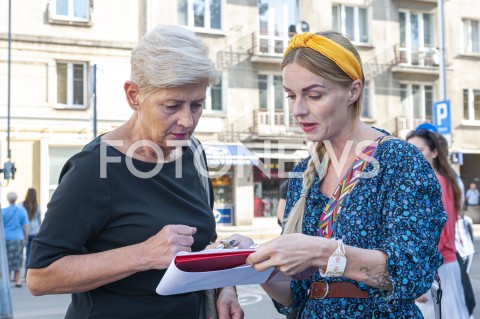  23.08.2019 WARSZAWA<br />
KANDYDACI KOALICJI OBYWATELSKIEJ <br />
ZBIERANIE PODPISOW NA LISTACH POPARCIA<br />
N/Z MARTA SZULAWIAK TURSKA<br />
 