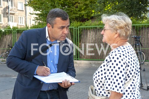  23.08.2019 WARSZAWA<br />
KANDYDACI KOALICJI OBYWATELSKIEJ <br />
ZBIERANIE PODPISOW NA LISTACH POPARCIA<br />
N/Z SLAWOMIR POTAPOWICZ<br />
 