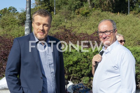  23.08.2019 WARSZAWA<br />
KANDYDACI LEWICY ZBIERANIE PODPISOW NA LISTACH POPARCIA<br />
N/Z ADRIAN ZANDBERG WLODZIMIERZ CZARZASTY<br />
 