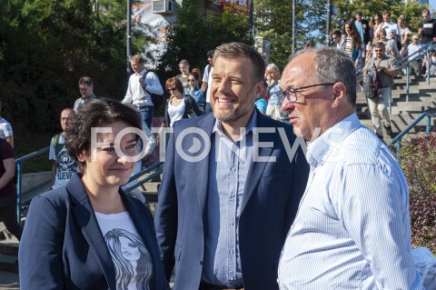  23.08.2019 WARSZAWA<br />
KANDYDACI LEWICY ZBIERANIE PODPISOW NA LISTACH POPARCIA<br />
N/Z ADRIAN ZANDBERG WLODZIMIERZ CZARZASTY ANNA MARIA ZUKOWSKA<br />
 