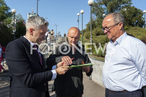  23.08.2019 WARSZAWA<br />
KANDYDACI LEWICY ZBIERANIE PODPISOW NA LISTACH POPARCIA<br />
N/Z ROBERT BIEDRON WLODZIMIERZ CZARZASTY<br />
 