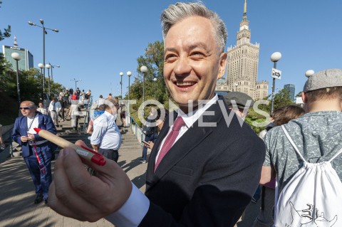  23.08.2019 WARSZAWA<br />
KANDYDACI LEWICY ZBIERANIE PODPISOW NA LISTACH POPARCIA<br />
N/Z ROBERT BIEDRON<br />
 