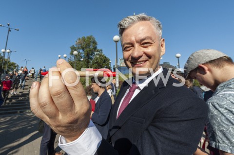  23.08.2019 WARSZAWA<br />
KANDYDACI LEWICY ZBIERANIE PODPISOW NA LISTACH POPARCIA<br />
N/Z ROBERT BIEDRON<br />
 