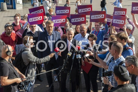  23.08.2019 WARSZAWA<br />
KANDYDACI LEWICY ZBIERANIE PODPISOW NA LISTACH POPARCIA<br />
N/Z ROBERT BIEDRON ADRIAN ZANDBERG WLODZIMIERZ CZARZASTY ANNA MARIA ZUKOWSKA<br />
 