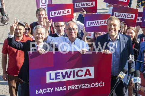  23.08.2019 WARSZAWA<br />
KANDYDACI LEWICY ZBIERANIE PODPISOW NA LISTACH POPARCIA<br />
LEWICA LACZY NAS PRZYSZLOSC<br />
N/Z ROBERT BIEDRON ADRIAN ZANDBERG WLODZIMIERZ CZARZASTY<br />
 