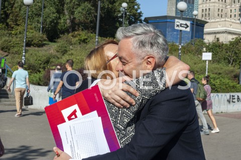  23.08.2019 WARSZAWA<br />
KANDYDACI LEWICY ZBIERANIE PODPISOW NA LISTACH POPARCIA<br />
N/Z ROBERT BIEDRON<br />
 