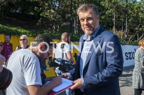  23.08.2019 WARSZAWA<br />
KANDYDACI LEWICY ZBIERANIE PODPISOW NA LISTACH POPARCIA<br />
N/Z ADRIAN ZANDBERG<br />
 