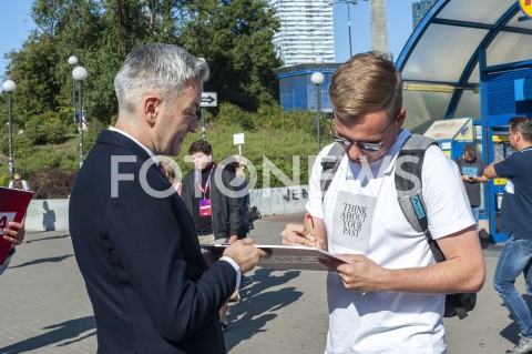  23.08.2019 WARSZAWA<br />
KANDYDACI LEWICY ZBIERANIE PODPISOW NA LISTACH POPARCIA<br />
N/Z ROBERT BIEDRON<br />
 