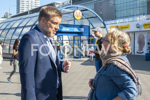  23.08.2019 WARSZAWA<br />
KANDYDACI LEWICY ZBIERANIE PODPISOW NA LISTACH POPARCIA<br />
N/Z ADRIAN ZANDBERG<br />
 