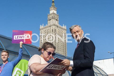 Zbiórka podpisów na listach poparcia przez kandydatów Lewicy w Warszawie