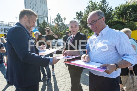  23.08.2019 WARSZAWA<br />
KANDYDACI LEWICY ZBIERANIE PODPISOW NA LISTACH POPARCIA<br />
N/Z ROBERT BIEDRON ADRIAN ZANDBERG WLODZIMIERZ CZARZASTY<br />
 