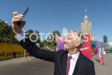  23.08.2019 WARSZAWA<br />
KANDYDACI LEWICY ZBIERANIE PODPISOW NA LISTACH POPARCIA<br />
N/Z ROBERT BIEDRON<br />
 