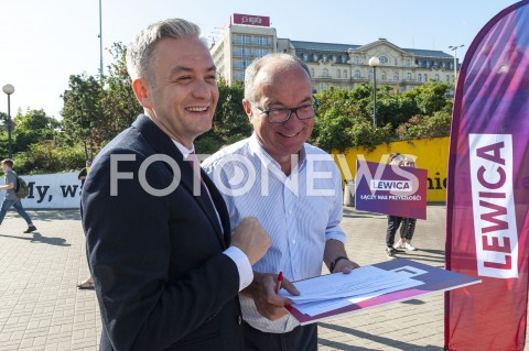  23.08.2019 WARSZAWA<br />
KANDYDACI LEWICY ZBIERANIE PODPISOW NA LISTACH POPARCIA<br />
N/Z ROBERT BIEDRON WLODZIMIERZ CZARZASTY<br />
 