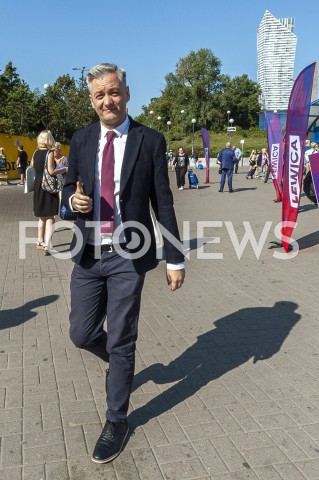  23.08.2019 WARSZAWA<br />
KANDYDACI LEWICY ZBIERANIE PODPISOW NA LISTACH POPARCIA<br />
N/Z ROBERT BIEDRON<br />
 