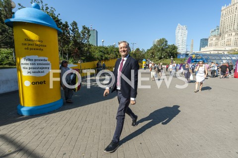  23.08.2019 WARSZAWA<br />
KANDYDACI LEWICY ZBIERANIE PODPISOW NA LISTACH POPARCIA<br />
N/Z ROBERT BIEDRON<br />
 