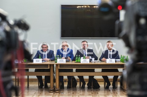  26.08.2019 WARSZAWA SEJM<br />
PREZENTACJA PROJEKTU RAPORTU KONCOWEGO KOMISJI DS. VAT<br />
N/Z WOJCIECH MURDZEK KAZIMIERZ SMOLINSKI MARCIN HORALA BLAZEJ PARDA<br />
 