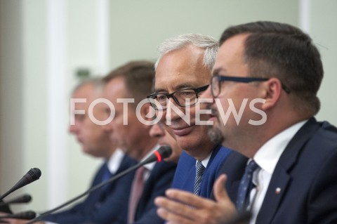  26.08.2019 WARSZAWA SEJM<br />
PREZENTACJA PROJEKTU RAPORTU KONCOWEGO KOMISJI DS. VAT<br />
N/Z MIROSLAW PAMPUCH ZBIGNIEW KONWINSKI KAZIMIERZ SMOLINSKI MARCIN HORALA<br />
 