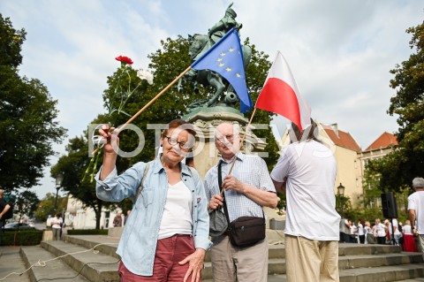  31.08.2019 GDANSK<br />
OBCHODY 39. ROCZNICY POROZUMIEN SIERPNIOWYCH W GDANSKU<br />
N/Z LUDZIE ZEBRANI POD POMNIKIEM JANA III SOBIESKIEGO PRZED MARSZEM KOD<br />
 