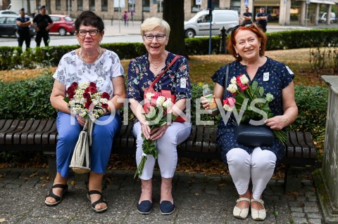  31.08.2019 GDANSK<br />
OBCHODY 39. ROCZNICY POROZUMIEN SIERPNIOWYCH W GDANSKU<br />
N/Z KOBIETY Z KWIATAMI ROZE SOLIDARNI Z LECHEM WALESA<br />
 