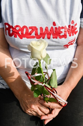  31.08.2019 GDANSK<br />
OBCHODY 39. ROCZNICY POROZUMIEN SIERPNIOWYCH W GDANSKU<br />
N/Z POROZUMIENIE KOSZULKA BIALA ROZA KWIAT ILUSTRACJA<br />
 