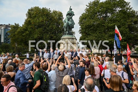  31.08.2019 GDANSK<br />
OBCHODY 39. ROCZNICY POROZUMIEN SIERPNIOWYCH W GDANSKU<br />
N/Z BOGDAN BORUSEWICZ JERZY BOROWCZAK HENRYKA KRZYWONOS BOGDAN LIS POD POMNIKIEM JANA III SOBIESKIEGO<br />
 