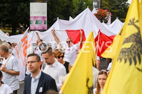  31.08.2019 GDANSK<br />
OBCHODY 39. ROCZNICY POROZUMIEN SIERPNIOWYCH W GDANSKU<br />
N/Z ZWOLENNICY KOD KOMIETET OBRONY DEMOKRACJI Z SEKTOROWKA NA ULICACH MIASTA<br />
 
