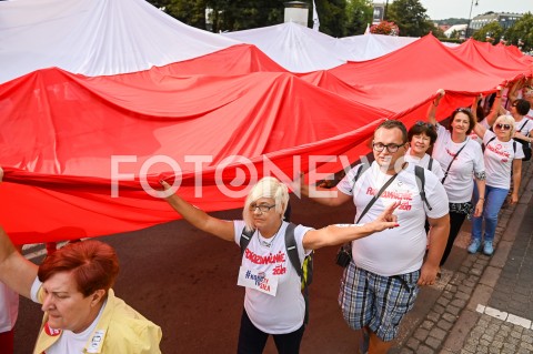  31.08.2019 GDANSK<br />
OBCHODY 39. ROCZNICY POROZUMIEN SIERPNIOWYCH W GDANSKU<br />
N/Z ZWOLENNICY KOD KOMIETET OBRONY DEMOKRACJI Z SEKTOROWKA NA ULICACH MIASTA<br />
 
