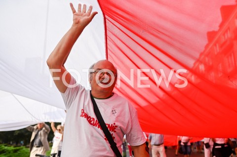  31.08.2019 GDANSK<br />
OBCHODY 39. ROCZNICY POROZUMIEN SIERPNIOWYCH W GDANSKU<br />
N/Z ZWOLENNICY KOD KOMIETET OBRONY DEMOKRACJI Z SEKTOROWKA NA ULICACH MIASTA<br />
 