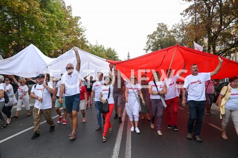  31.08.2019 GDANSK<br />
OBCHODY 39. ROCZNICY POROZUMIEN SIERPNIOWYCH W GDANSKU<br />
N/Z ZWOLENNICY KOD KOMIETET OBRONY DEMOKRACJI Z SEKTOROWKA NA ULICACH MIASTA<br />
 
