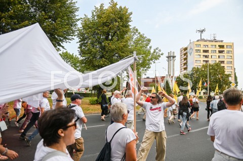  31.08.2019 GDANSK<br />
OBCHODY 39. ROCZNICY POROZUMIEN SIERPNIOWYCH W GDANSKU<br />
N/Z ZWOLENNICY KOD KOMIETET OBRONY DEMOKRACJI Z SEKTOROWKA NA ULICACH MIASTA<br />
 