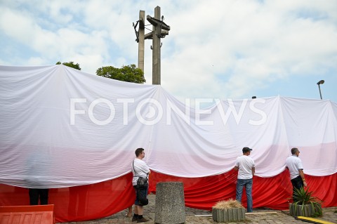  31.08.2019 GDANSK<br />
OBCHODY 39. ROCZNICY POROZUMIEN SIERPNIOWYCH W GDANSKU<br />
N/Z SEKTOROWKA KOMITET OBRONY DEMOKRACJI NA TLE POMNIK POLEGLYCH STOCZNIOWCOW<br />
 