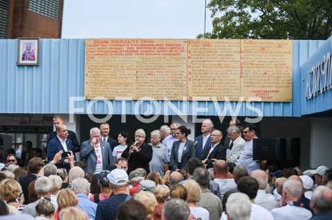  31.08.2019 GDANSK<br />
OBCHODY 39. ROCZNICY POROZUMIEN SIERPNIOWYCH W GDANSKU<br />
N/Z HENRYKA KRZYWONOS PRZEMAWIA POD BRAMA NR 2 STOCZNI GDANSKIEJ POSTULATY LECH WALESA BASIL KERSKI PIOTR ADAMOWICZ ALEKSANDRA DULKIEWICZ<br />
 