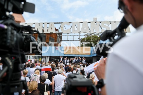  31.08.2019 GDANSK<br />
OBCHODY 39. ROCZNICY POROZUMIEN SIERPNIOWYCH W GDANSKU<br />
N/Z HENRYKA KRZYWONOS PRZEMAWIA POD BRAMA NR 2 STOCZNI GDANSKIEJ POSTULATY LECH WALESA BASIL KERSKI PIOTR ADAMOWICZ ALEKSANDRA DULKIEWICZ<br />
 