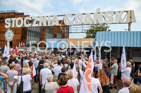  31.08.2019 GDANSK<br />
OBCHODY 39. ROCZNICY POROZUMIEN SIERPNIOWYCH W GDANSKU<br />
N/Z HENRYKA KRZYWONOS PRZEMAWIA POD BRAMA NR 2 STOCZNI GDANSKIEJ POSTULATY LECH WALESA BASIL KERSKI PIOTR ADAMOWICZ ALEKSANDRA DULKIEWICZ<br />
 