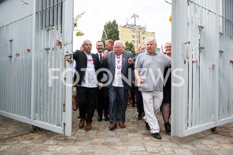  31.08.2019 GDANSK<br />
OBCHODY 39. ROCZNICY POROZUMIEN SIERPNIOWYCH W GDANSKU<br />
N/Z JERZY BOROWCZAK BOGDAN BORUSEWICZ LECH WALESA SYMBOLICZNE OTWARCIE BRAMY NR 2 STOCZNI GDANSKIEJ<br />
 