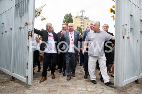  31.08.2019 GDANSK<br />
OBCHODY 39. ROCZNICY POROZUMIEN SIERPNIOWYCH W GDANSKU<br />
N/Z JERZY BOROWCZAK BOGDAN BORUSEWICZ LECH WALESA SYMBOLICZNE OTWARCIE BRAMY NR 2 STOCZNI GDANSKIEJ<br />
 