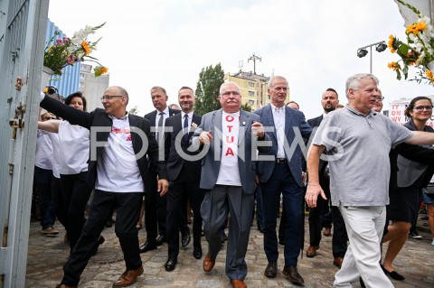  31.08.2019 GDANSK<br />
OBCHODY 39. ROCZNICY POROZUMIEN SIERPNIOWYCH W GDANSKU<br />
N/Z JERZY BOROWCZAK BOGDAN BORUSEWICZ LECH WALESA SYMBOLICZNE OTWARCIE BRAMY NR 2 STOCZNI GDANSKIEJ<br />
 