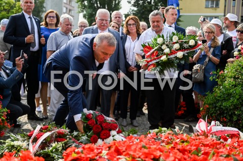  31.08.2019 GDANSK<br />
OBCHODY 39. ROCZNICY POROZUMIEN SIERPNIOWYCH W GDANSKU<br />
N/Z GRZEGORZ SCHETYNA LECH WALESA SKLADAJA KWIATY POD POMNIKIEM POLEGLYCH STOCZNIOWCOW BOGDAN BORUSEWICZ MALGORZATA KIDAWA BLONSKA<br />
 