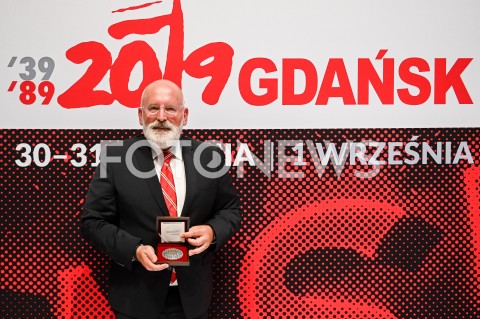  31.08.2019 GDANSK<br />
OBCHODY 39. ROCZNICY POROZUMIEN SIERPNIOWYCH W GDANSKU<br />
CEREMONIA WRECZENIA MEDALI WDZIECZNOSCI W EUROPEJSKIM CENTRUM SOLIDARNOSCI<br />
N/Z FRANS TIMMERMANS Z MEDALEM WDZIECZNOSCI<br />
 