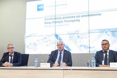  11.09.2019 WARSZAWA<br />
KONFERENCJA W NBP PO RADZIE POLITYKI PIENIEZNEJ <br />
N/Z ADAM GLAPINSKI RAFAL SURA ERYK LON<br />
 