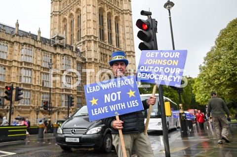  01.10.2019 LONDYN<br />
BREXIT NA ULICACH LONDYNU<br />
N/Z MEZCZYZNA MANIFESTUJE PRZED PALACEM WESTMINSTERSKIM Z BANERAMI LEAD WITH FACTS NOT LEAVE WITH LIES GET YOUR JOHNSON OUT OF OUR DEMOCRACY<br />
 