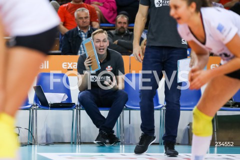  11.10.2019 RZESZOW <br />
SIATKOWKA <br />
LIGA SIATKOWKI KOBIET LSK 2019/2020 <br />
POLISH WOMEN'S VOLLEYBALL LEAGUE <br />
MECZ DEVELOPRES SKYRES RZESZOW - DPD LEGIONOVIA LEGIONOWO <br />
N/Z BARTLOMIEJ DABROWSKI - II TRENER ( ASSISTANT COACH ) <br />
 