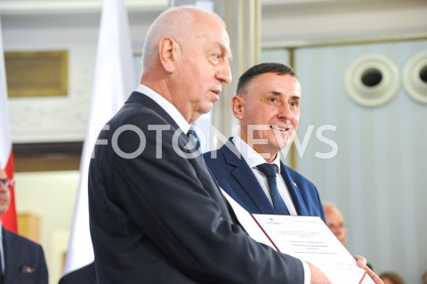  24.10.2019 WARSZAWA<br />
UROCZYSTOSC WRECZENIA NOMINACJI POSLOM IX KADENCJI<br />
N/Z KAZIMIERZ CHOMA<br />
 
