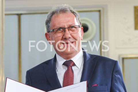  24.10.2019 WARSZAWA<br />
UROCZYSTOSC WRECZENIA NOMINACJI POSLOM IX KADENCJI<br />
N/Z TADEUSZ CHRZAN<br />
 