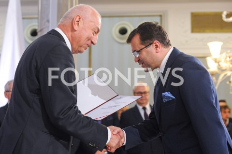  24.10.2019 WARSZAWA<br />
UROCZYSTOSC WRECZENIA NOMINACJI POSLOM IX KADENCJI<br />
N/Z ZBIGNIEW GIRZYNSKI<br />
 