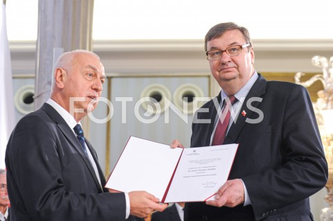  24.10.2019 WARSZAWA<br />
UROCZYSTOSC WRECZENIA NOMINACJI POSLOM IX KADENCJI<br />
N/Z SZYMON GIZYNSKI<br />
 